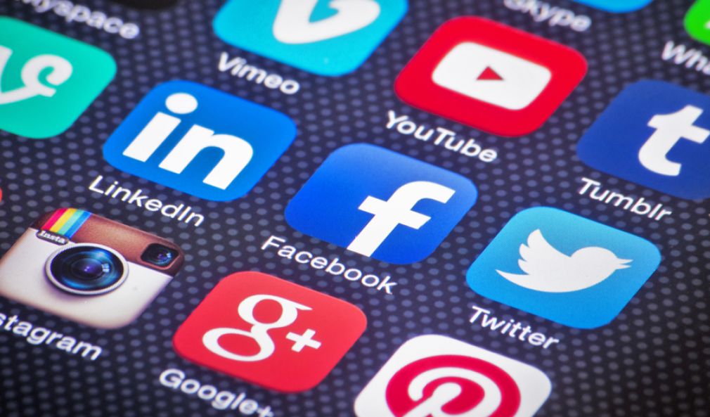 Más del 70% se informa por redes sociales