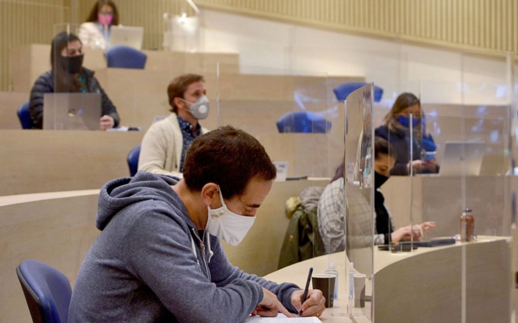 Clases híbridas en MBA de la Universidad Adolfo Ibáñez