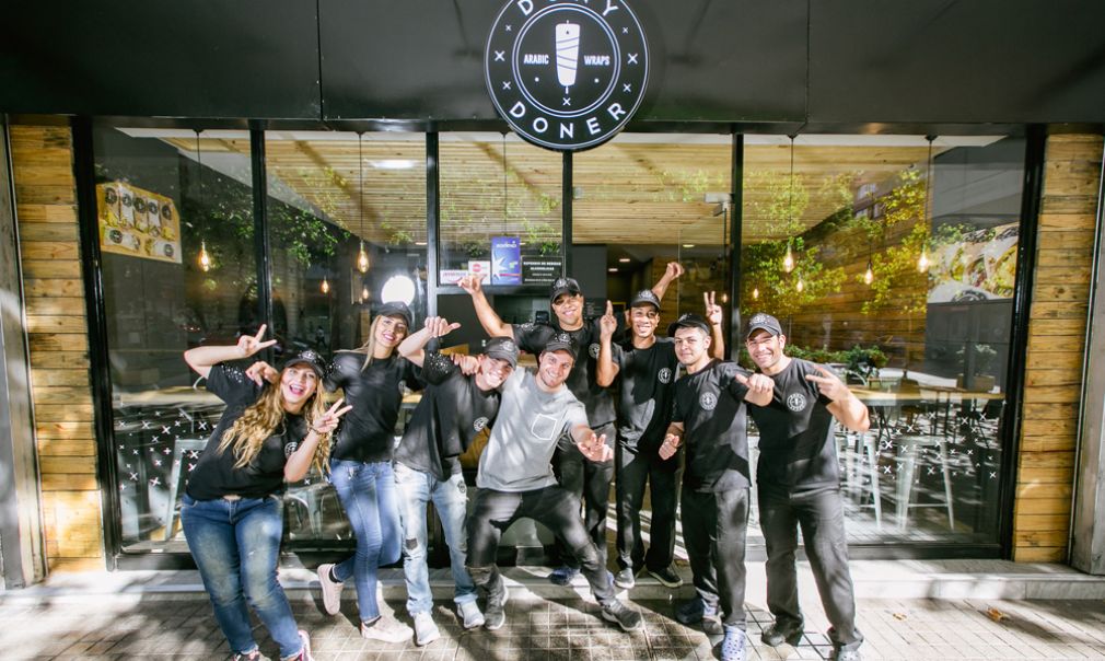 Exponente de comida &aacute;rabe casual y r&aacute;pida