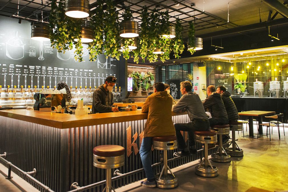 Kunstmann renueva locales bajo la marca Craft Bar