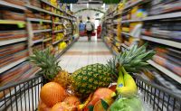 Shoppers chilenos tienden a otro carro de compras