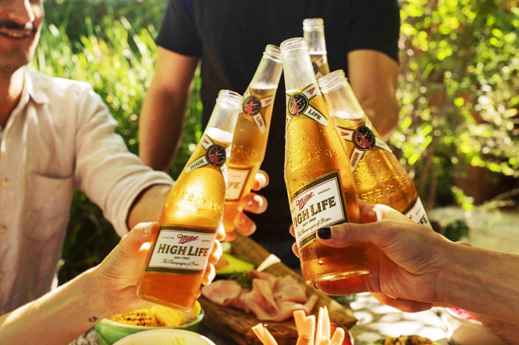 Llega a Chile la mítica cerveza Miller High Life