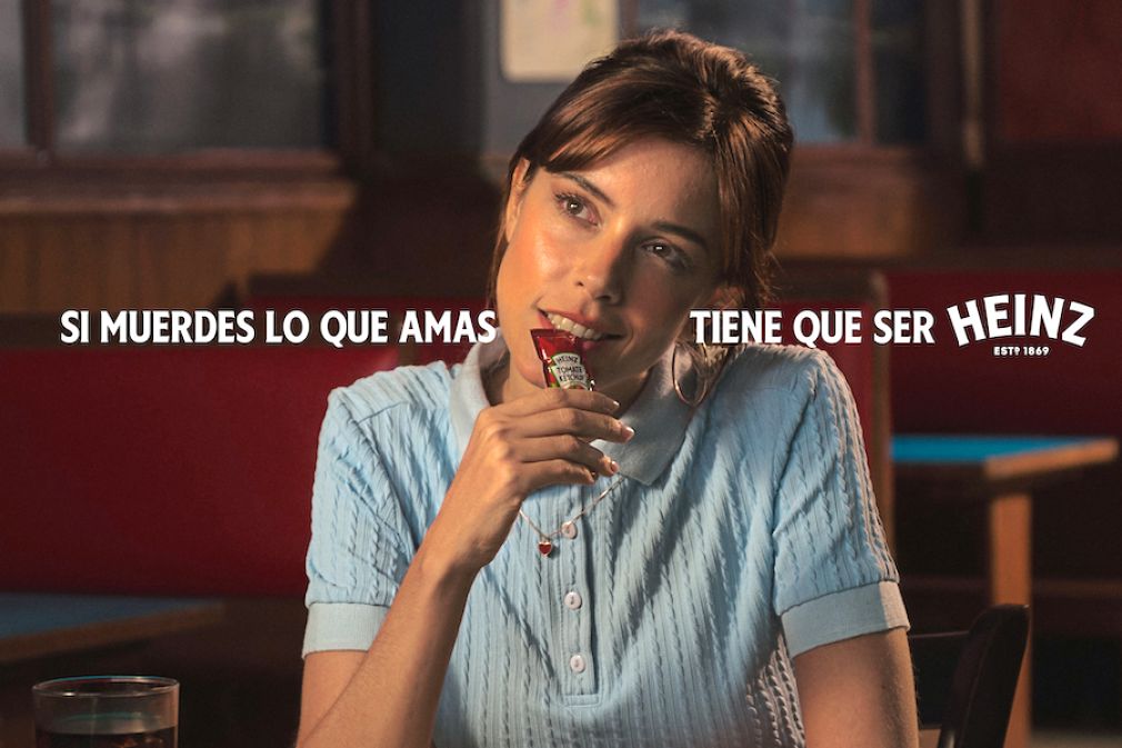 El simple y cotidiano acto de moder los sachets de k&eacute;tchup