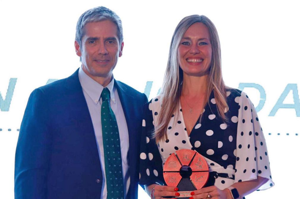 Carla Vairetti junto al vicerrector de investigaci&oacute;n Javier Enrione