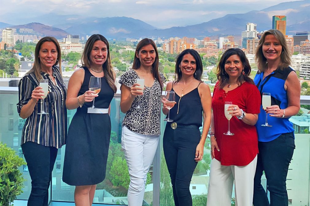 Ángela Roni, Paulina Cristal, Riola Rebolledo, Bárbara Urrutia, Anita Erazo y Sabine Kowoll, socias de El Algarrobo Propiedades