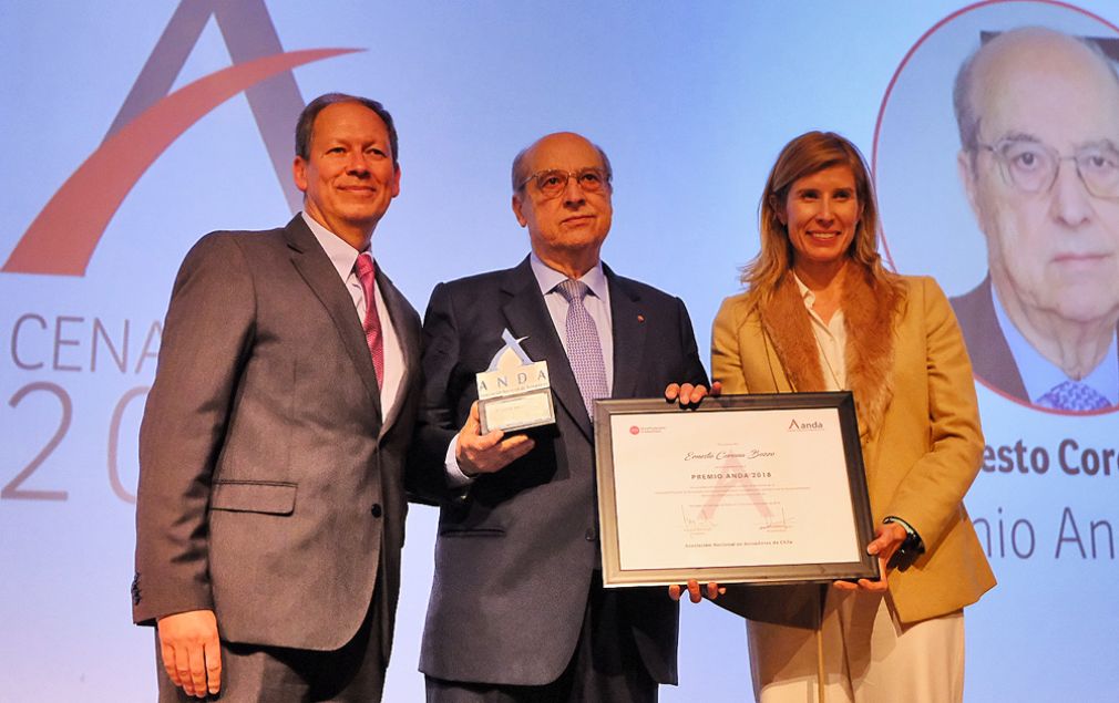 Ernesto Corona junto al presidente de Anda, Fernando Mora, y su directora, Macarena Palma