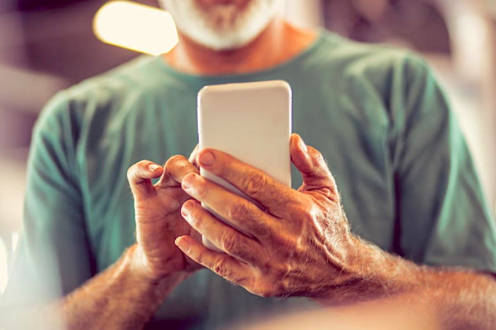 Desaf&iacute;os de la digitalizaci&oacute;n de los adultos mayores