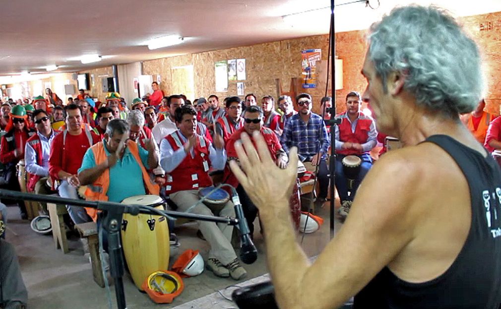 Tambores en plena jornada de la construcci&oacute;n