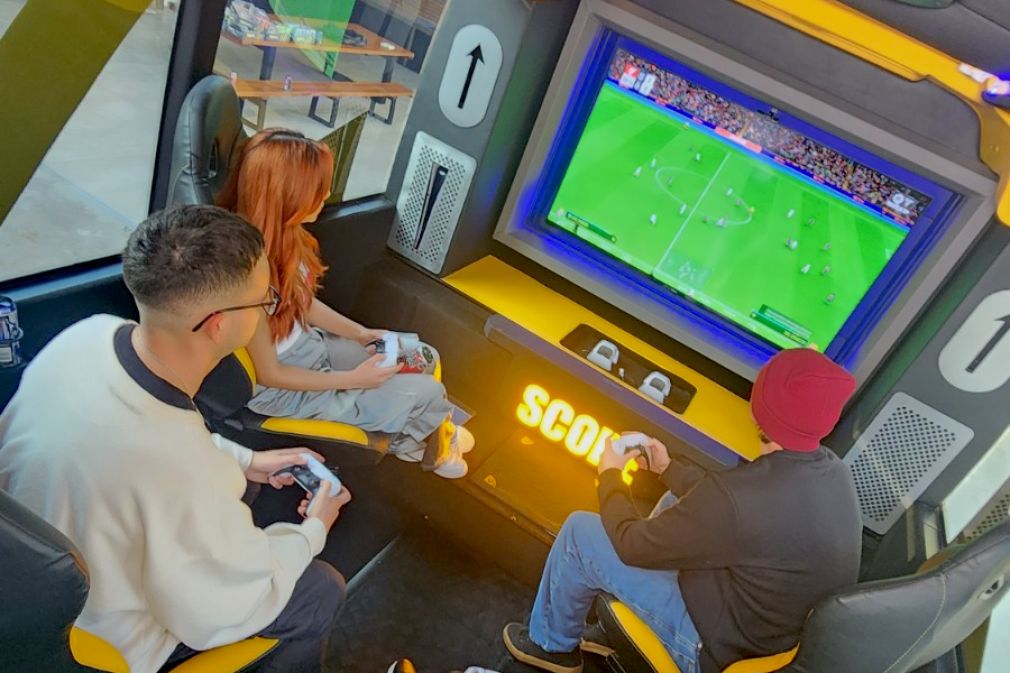 El bus gamer 100% chileno de la bebida energ&eacute;tica Score
