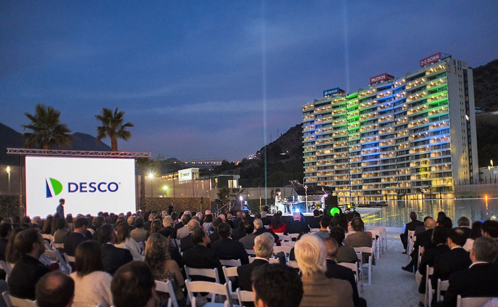 Atardecer con m&uacute;sica y juego de luces en Huechuraba