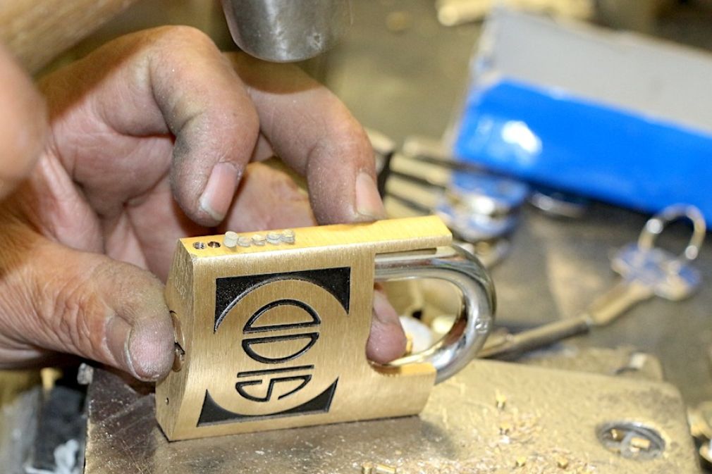 Odis celebra 95 años de trayectoria y de su icónico candado