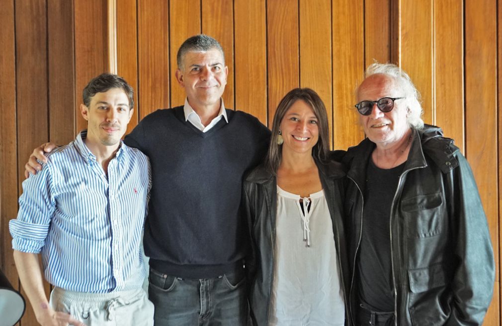 An&iacute;bal P&eacute;rez, gerente general de Porta; Sergio Gamboa y P&iacute;a Benoit, director y coordinadora acad&eacute;mica de Publicidad UDD, y Ra&uacute;l Menj&iacute;bar