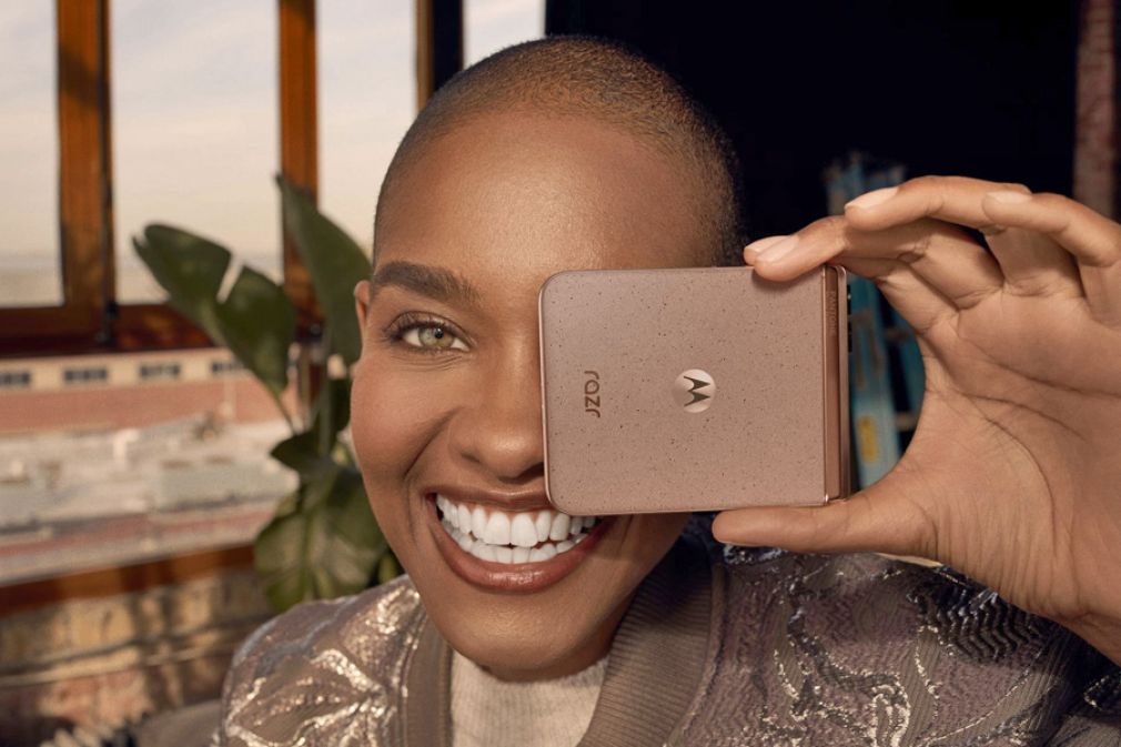 Estreno del Color del A&ntilde;o 2025 de Motorola y Pantone