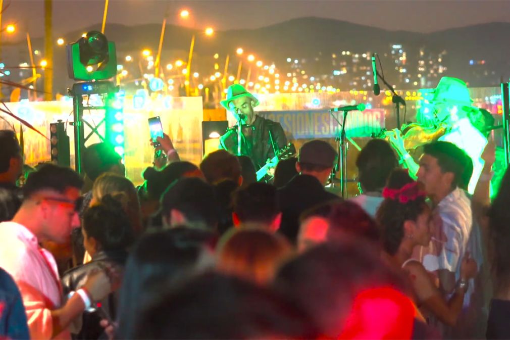 Coctelería y música en vivo de Alto del Carmen en verano