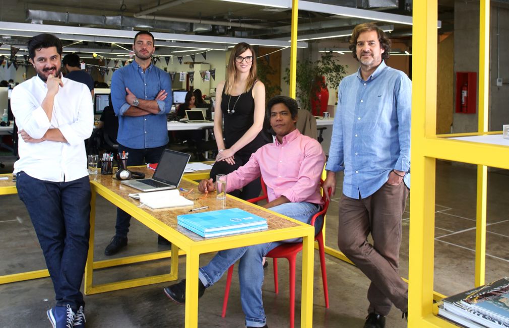 Jos&eacute; Vallejos, Diego Acevedo, Bernardita Figueroa, David Oyarz&uacute;n y Federico Montes, parte del staff de Brandbook