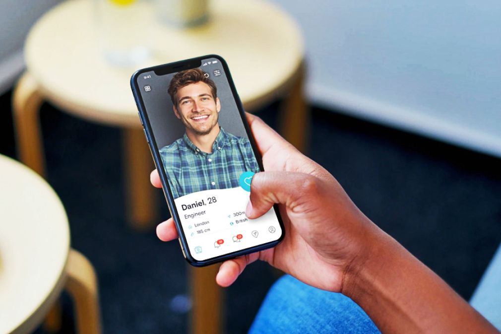 Solteros chilenos indecisos a usar ChatGPT para conquistar