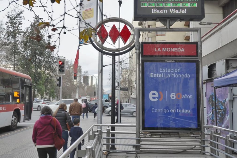 Entel se tom&oacute; una estaci&oacute;n de Metro de Santiago por un mes