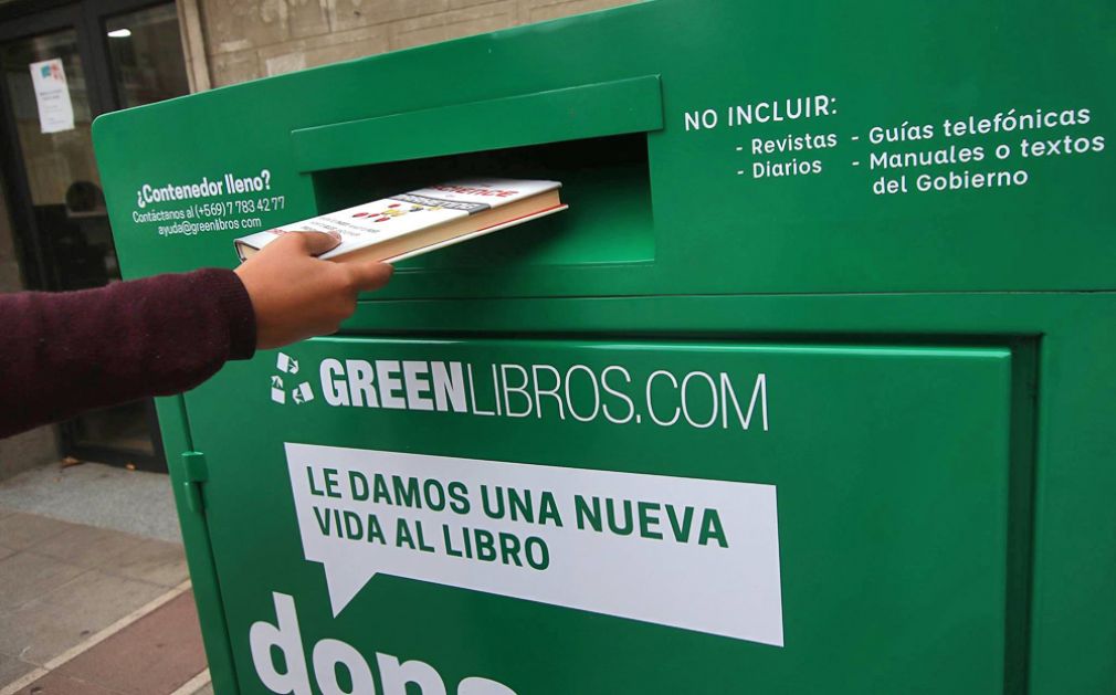 Reciclaje de libros en barrio residencial Valle Lo Campino