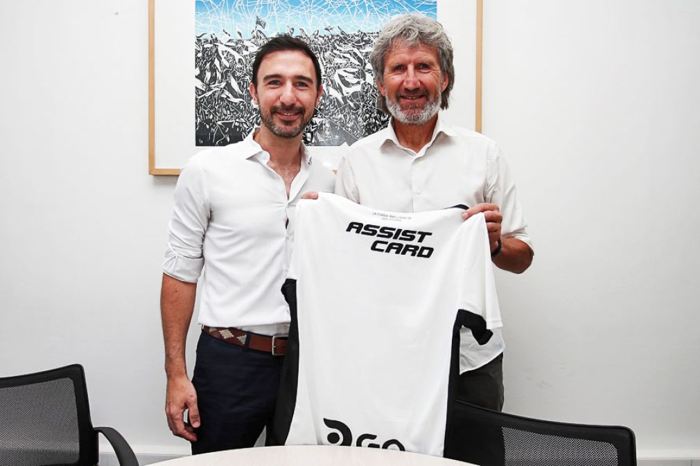 Daniel Escol&aacute;, de Assist Card, y Daniel Mor&oacute;n, gerente t&eacute;cnico de Colo Colo