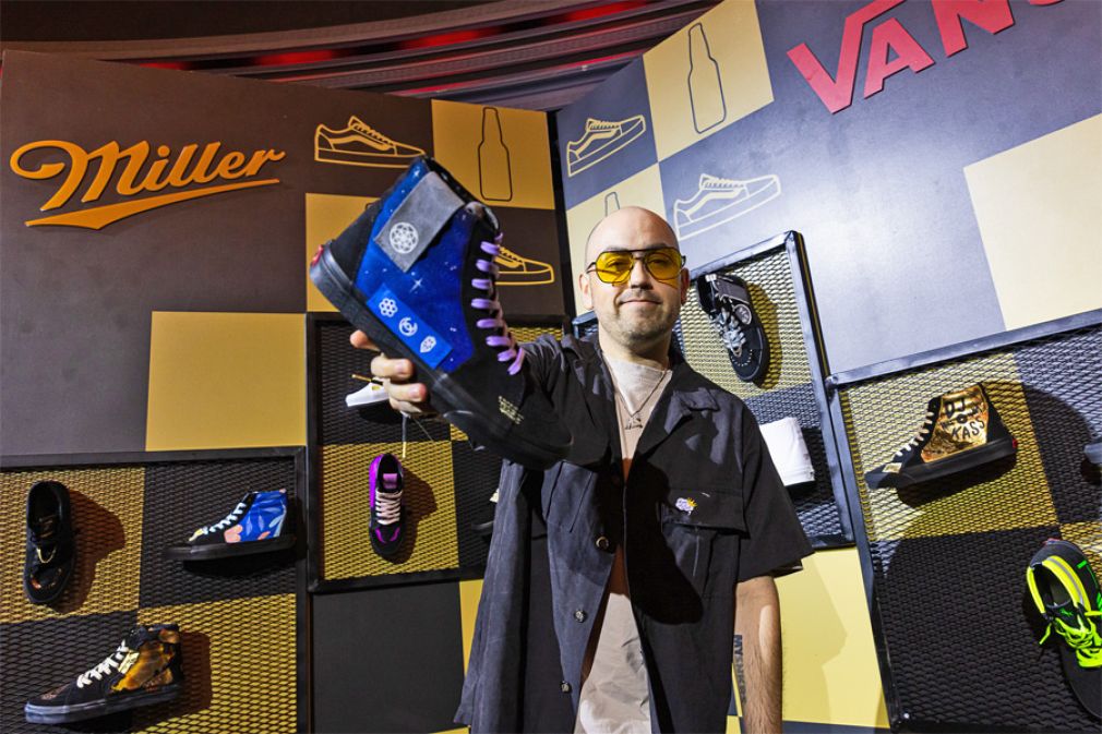 Customizaci&oacute;n de zapatillas patrocinada por Miller